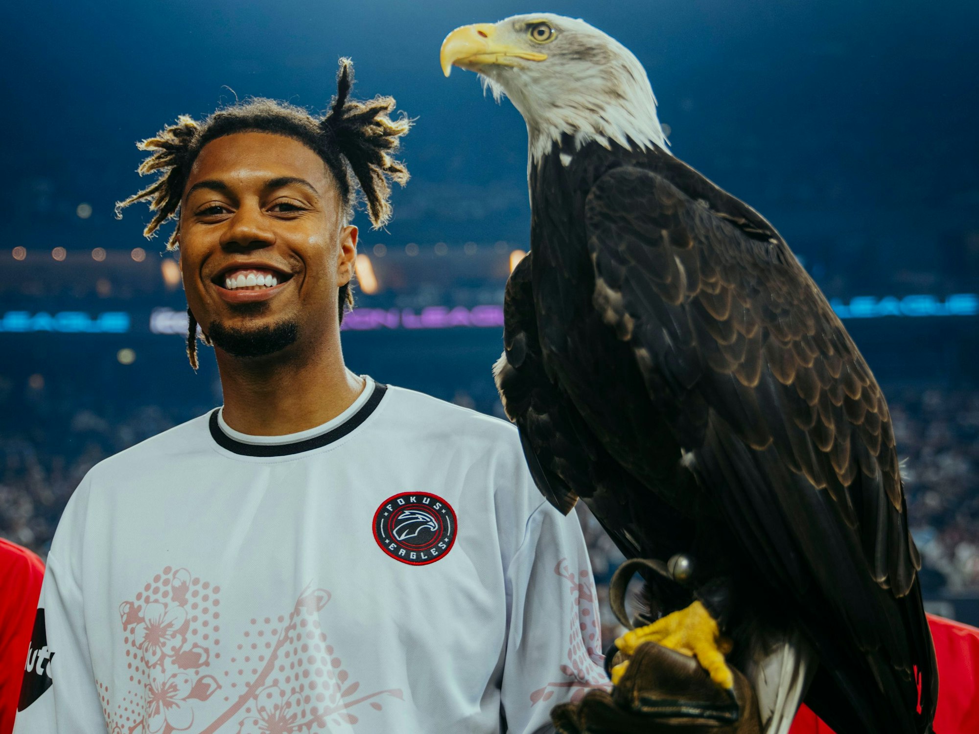 Sidney Friede mit Adler auf dem Arm.