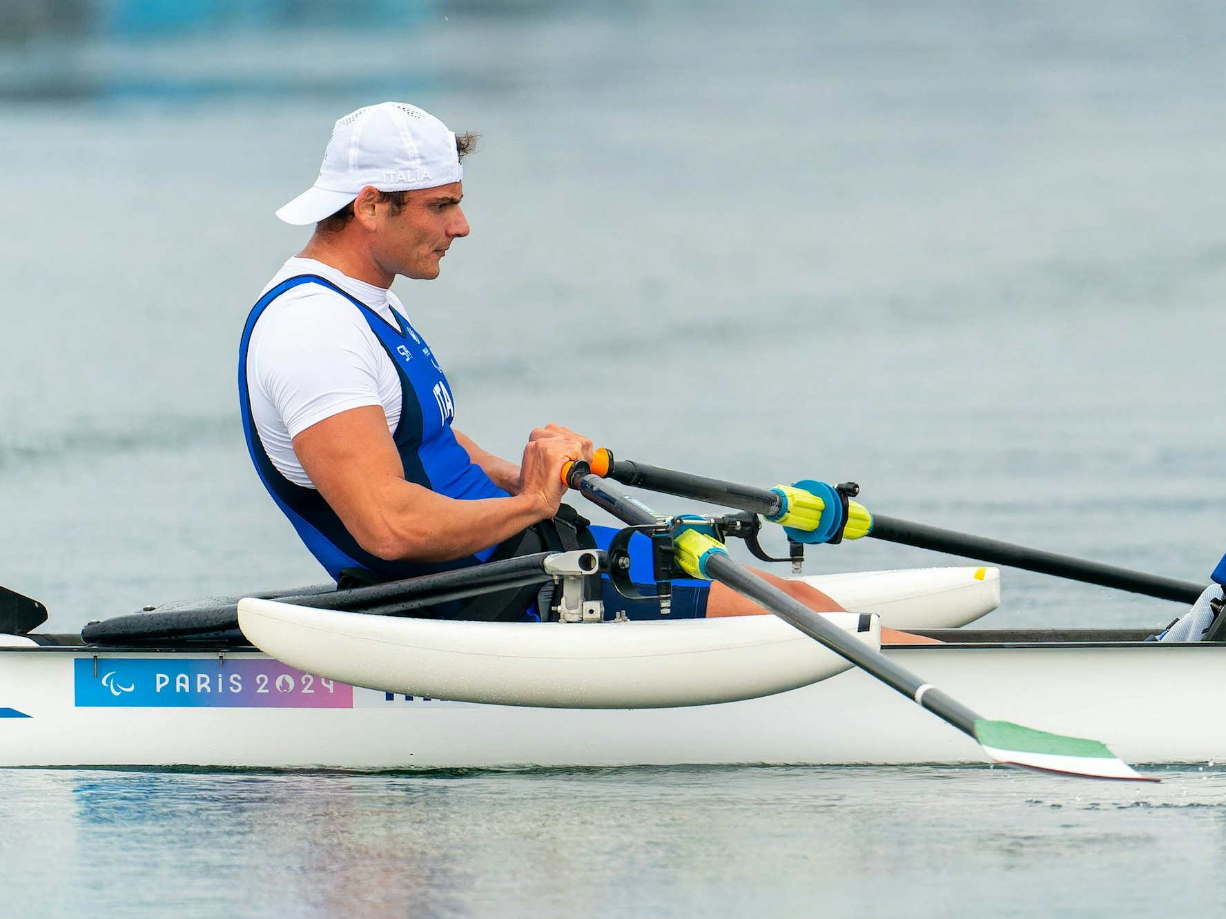Giacomo Perini rudert bei den Paralympics.
