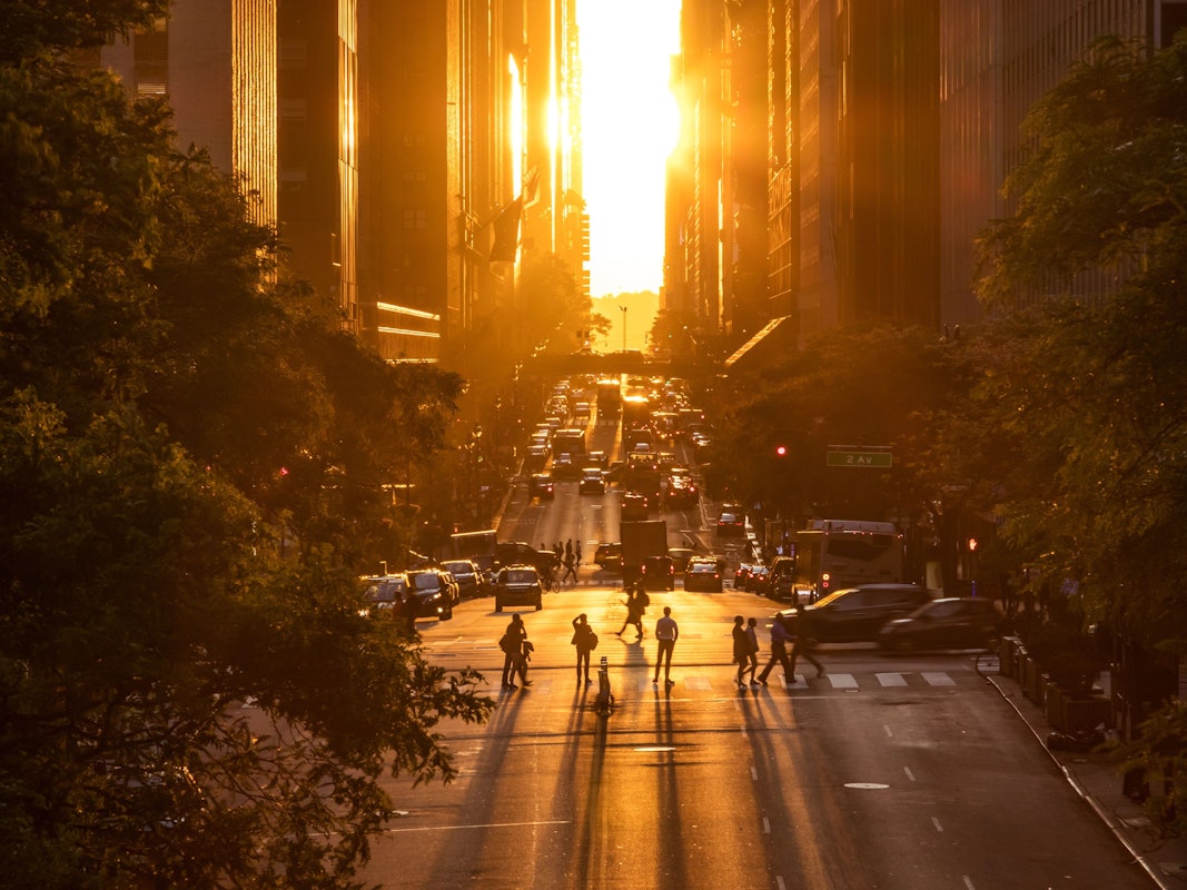 Sonne knallt durch die Häuserschluchten in Midtown Manhattan (New York)
