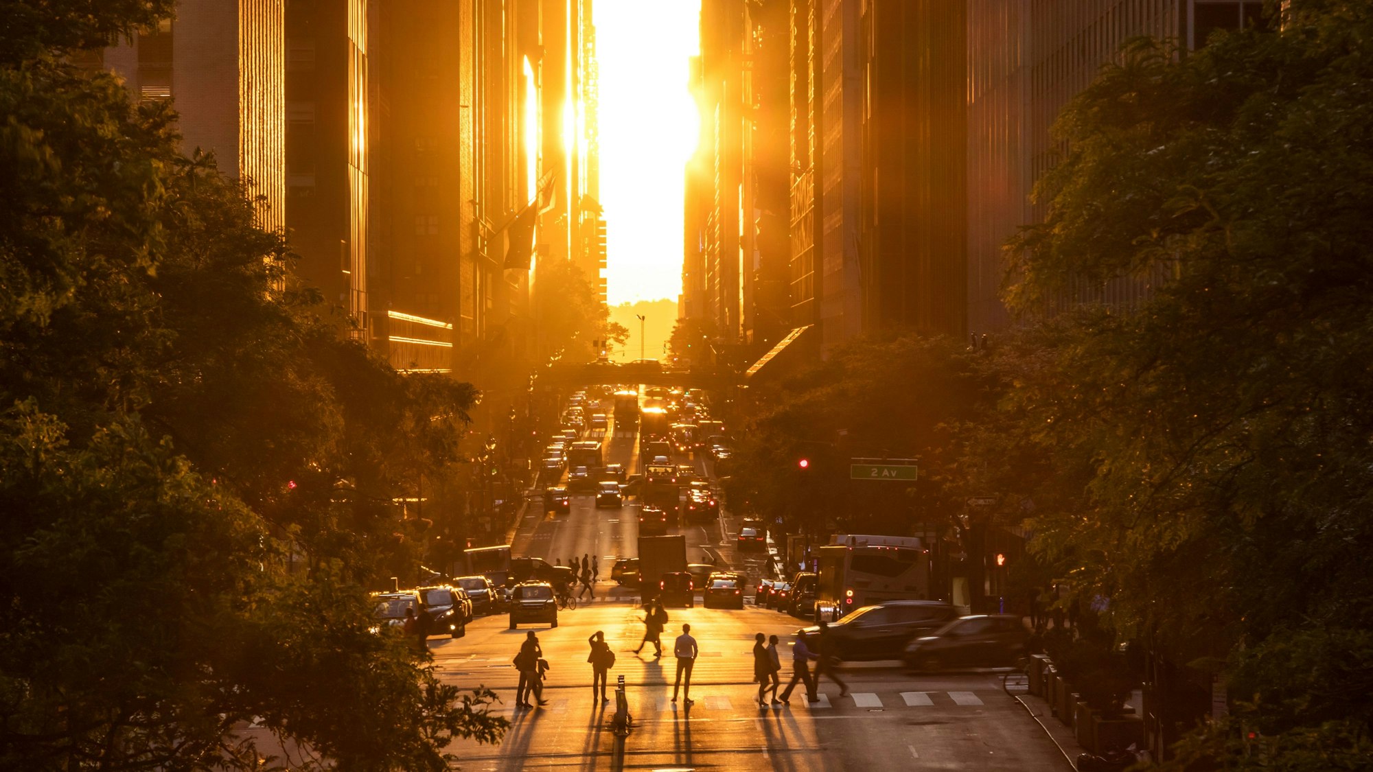 Sonne knallt durch die Häuserschluchten in Midtown Manhattan (New York)