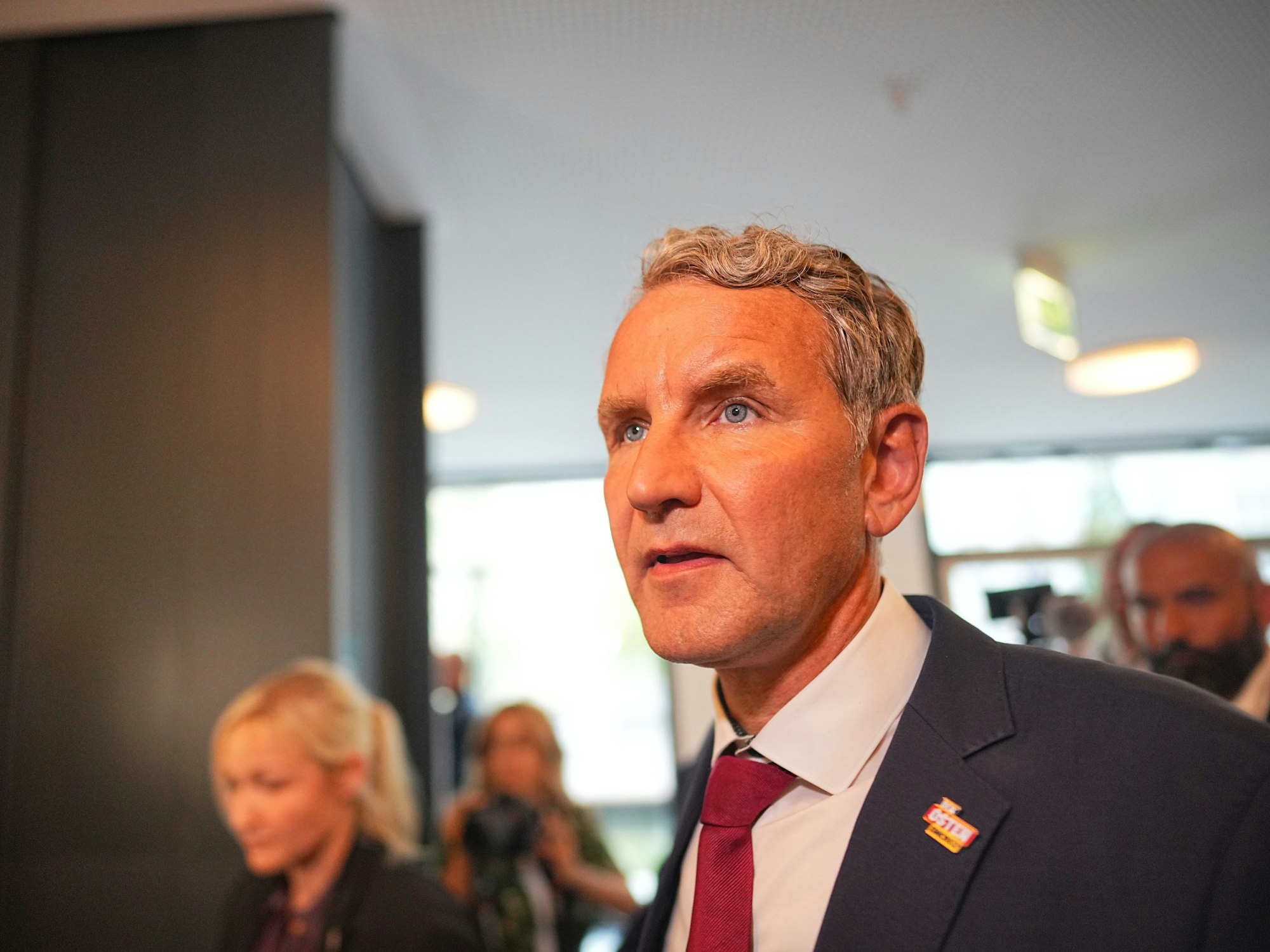 Björn Höcke (AfD, M), Partei- und Fraktionsvorsitzender der AfD in Thüringen und Spitzenkandidat, geht nach der Prognose um 18 Uhr durch den Landtag.