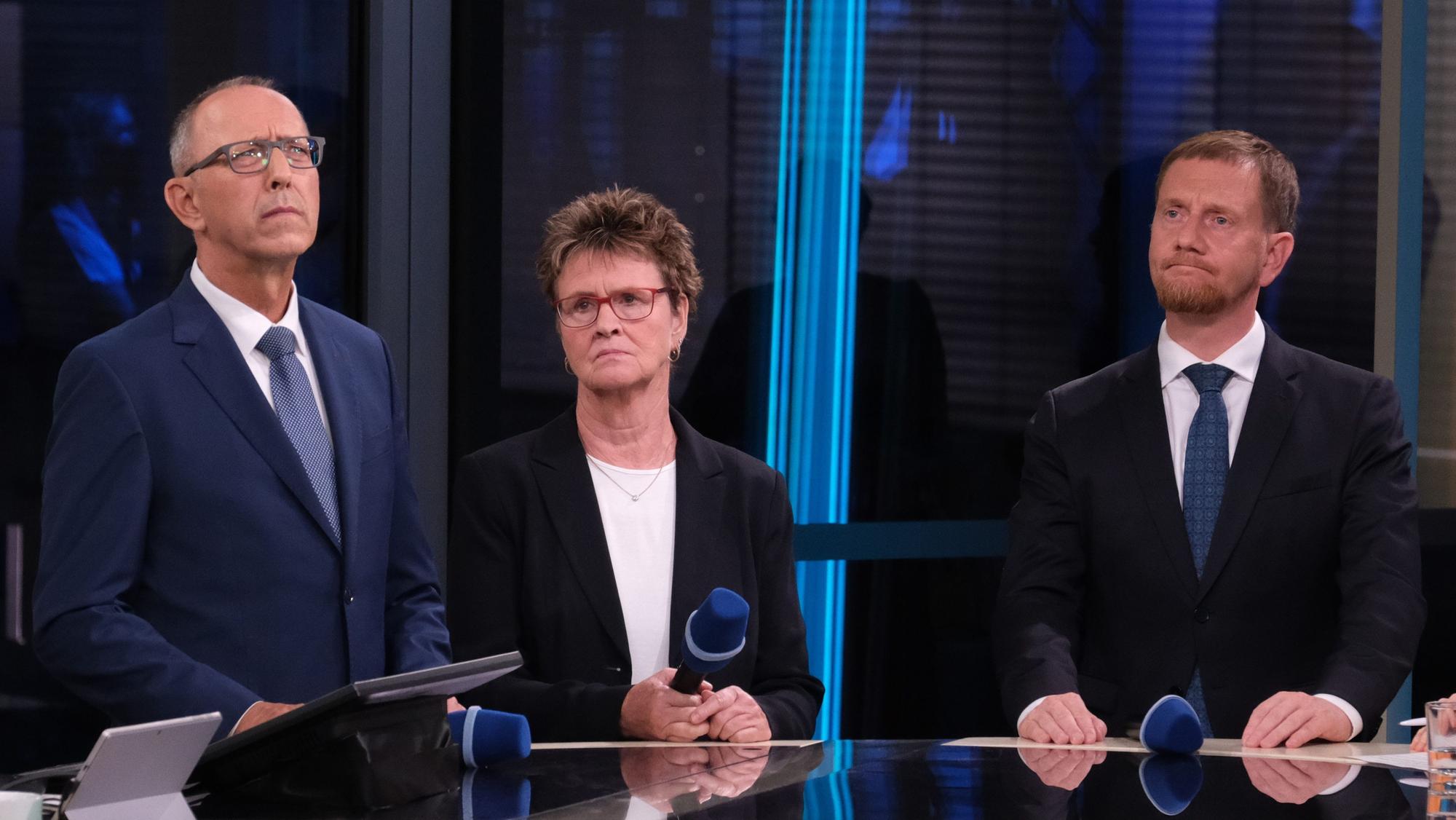Jörg Urban (AfD), Vorsitzender der AfD in Sachsen und Spitzenkandidatm steht mit Sabine Zimmermann (BSW), Spitzenkandidatin des Bündnis Sahra Wagenknecht in Sachsen, und Michael Kretschmer (CDU), amtierender Ministerpräsident von Sachsen und Spitzenkandidat (l-r) im ZDF-Fernsehstudio. In Sachsen fand am Sonntag die Landtagswahl statt.