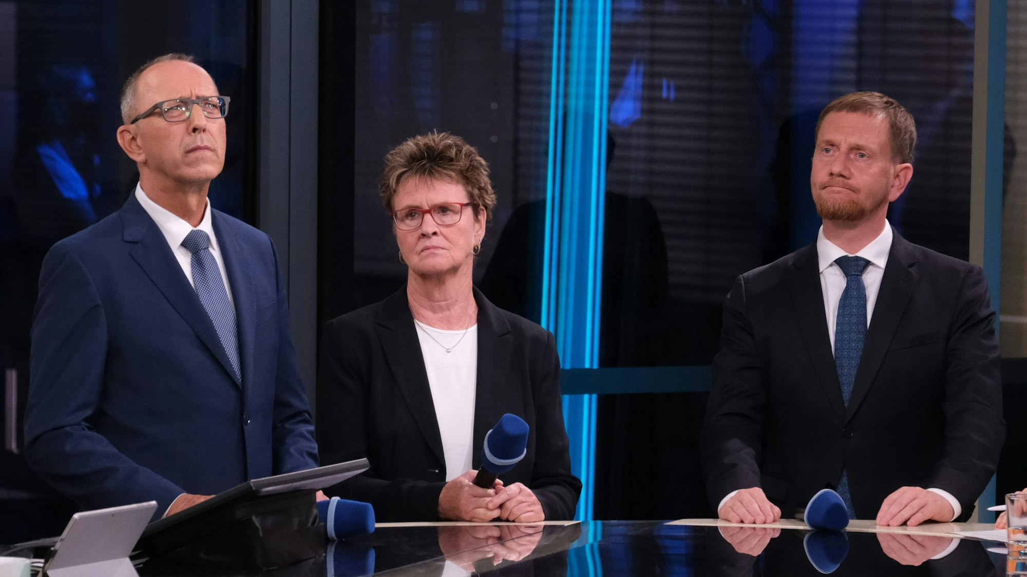 Jörg Urban (AfD), Vorsitzender der AfD in Sachsen und Spitzenkandidatm steht mit Sabine Zimmermann (BSW), Spitzenkandidatin des Bündnis Sahra Wagenknecht in Sachsen, und Michael Kretschmer (CDU), amtierender Ministerpräsident von Sachsen und Spitzenkandidat (l-r) im ZDF-Fernsehstudio. In Sachsen fand am Sonntag die Landtagswahl statt.