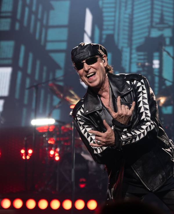 Klaus Meine steht beim Auftaktkonzert der Deutschland-Tour «Rock Believer-World Tour» der deutschen Rockband Scorpions 2023 auf der Bühne.