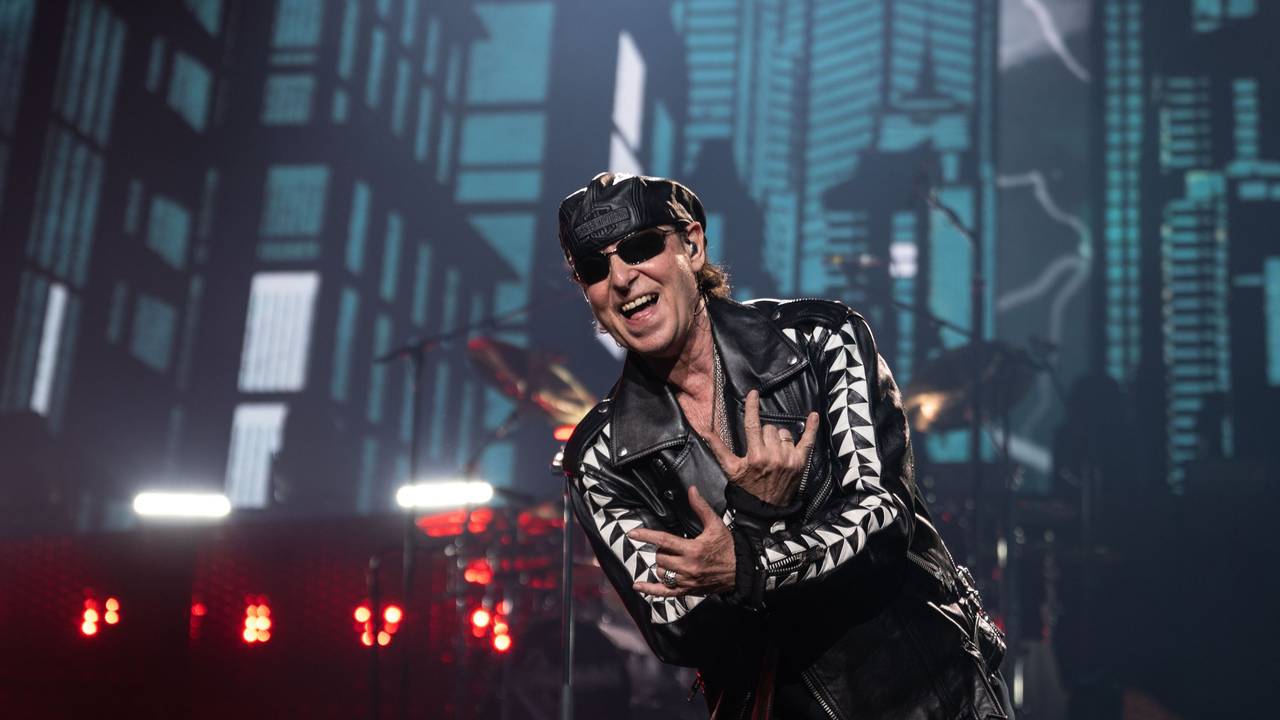 Klaus Meine steht beim Auftaktkonzert der Deutschland-Tour «Rock Believer-World Tour» der deutschen Rockband Scorpions 2023 auf der Bühne.