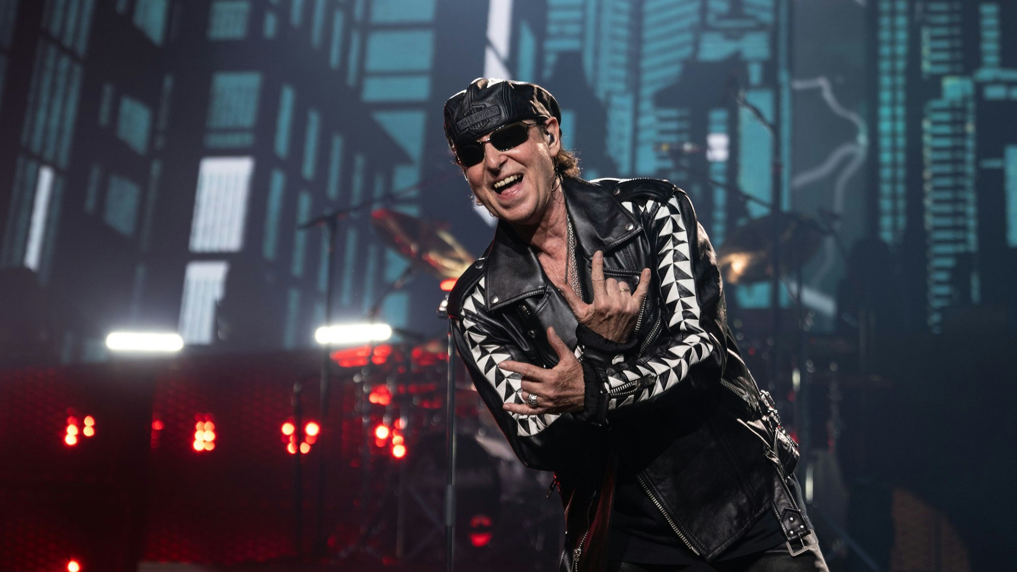 Klaus Meine steht beim Auftaktkonzert der Deutschland-Tour «Rock Believer-World Tour» der deutschen Rockband Scorpions 2023 auf der Bühne.