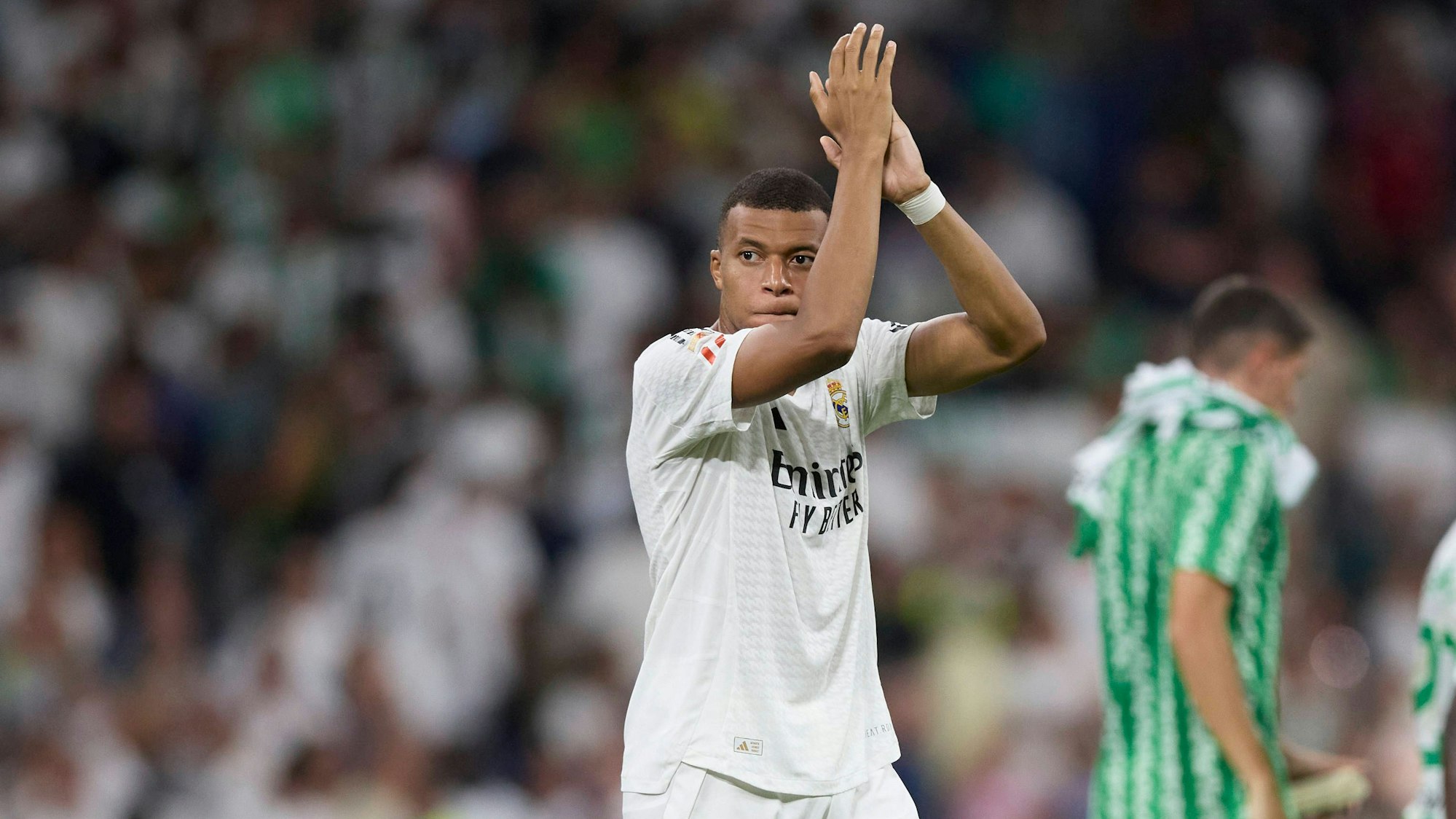 Kylian Mbappé freut sich über die ersten beiden Liga-Tore und den Heimsieg mit Real Madrid gegen Betis. Gegenspieler Pablo Fornals geht rechts im Hintergrund enttäuscht vom Feld.