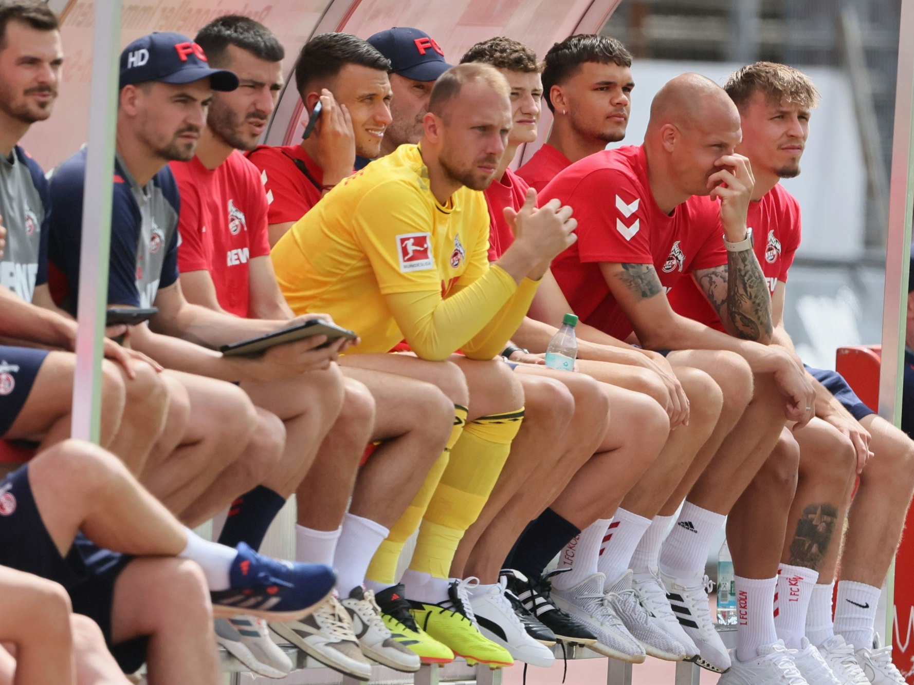 Torhüter Marvin Schwäbe auf der Bank des 1. FC Köln während des Testspiels gegen den VfL Rheingold (29. Juni 2024).