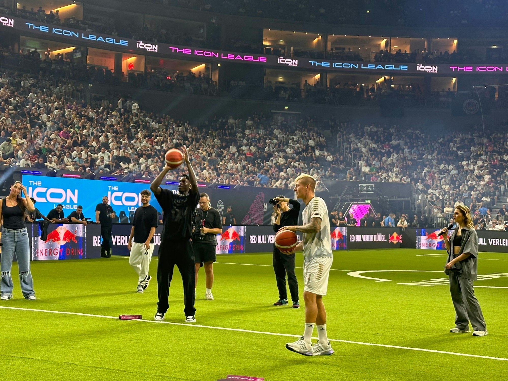 Dennis Schröder beim Werfen in der Lanxess-Arena.