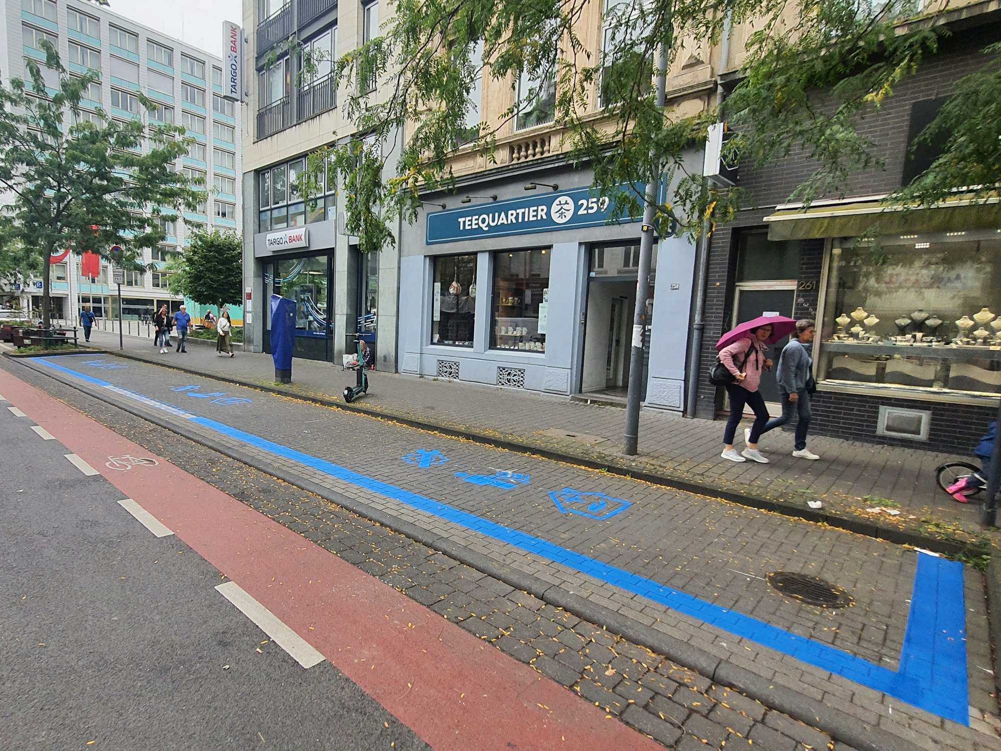 Blau Markierung auf der Venloer Straße in Köln-Ehrenfeld