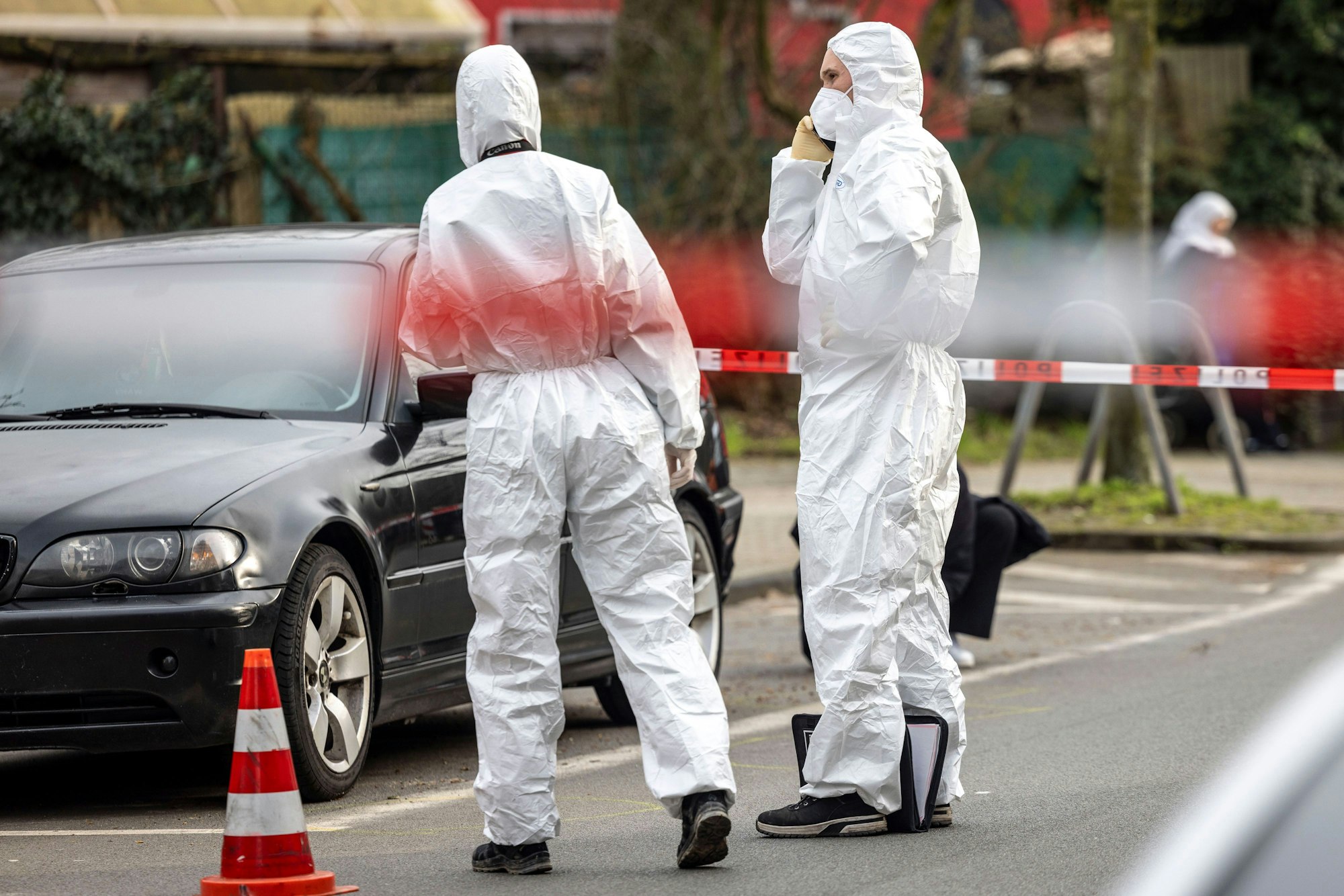 Beamte der Spurensicherung am 28. Februar 2024 in Duisburg am Straßenrand.