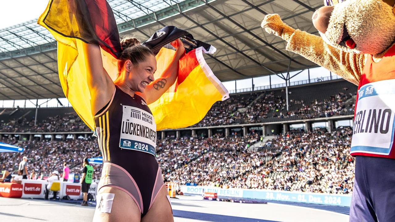 Gina Lückenkemper feierte beim ISTAF mit Deutschland-Flagge und Maskottchen Berlino.