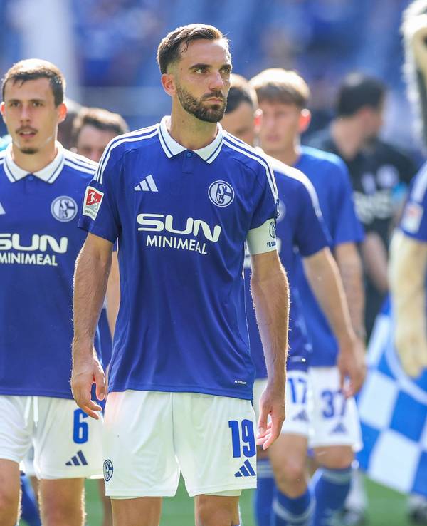 Ron Schallenberg und Kenan Karaman gehen enttäuscht über den Platz.
