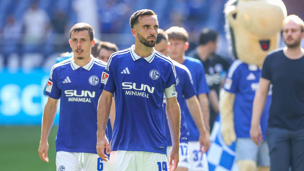 Ron Schallenberg und Kenan Karaman gehen enttäuscht über den Platz.