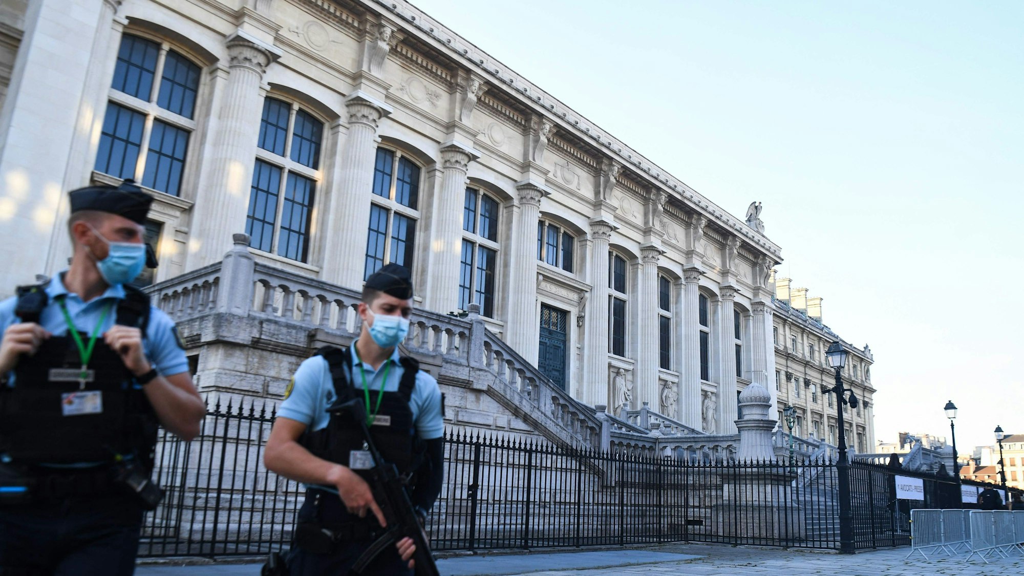 Französische Gendarmen patrouillieren vor dem Justizpalast, dem Pariser Gerichtsgebäude.