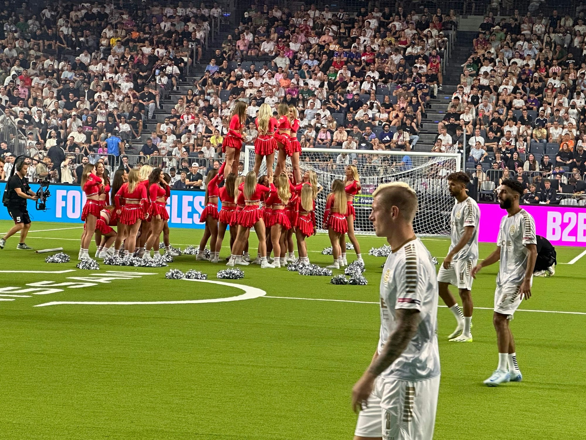 Cheerleader des 1. FC Köln in der Lanxess-Arena.