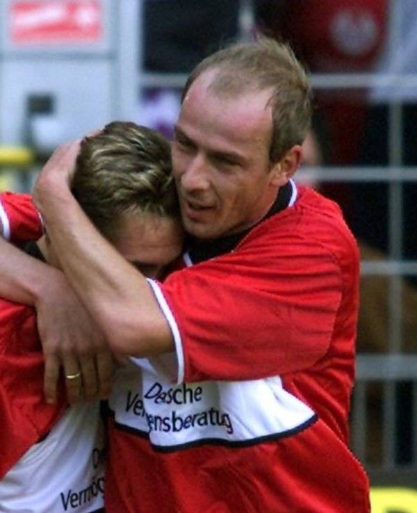 Mario Basler jubelt mit Miroslav Klose im Trikot des 1. FC Kaiserslautern. Insgesamt drei Jahre lang spielten beide gemeinsame beim FCK.