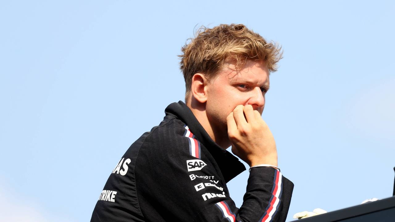 Mick Schumacher fasst sich ins Gesicht und blickt grimmig.