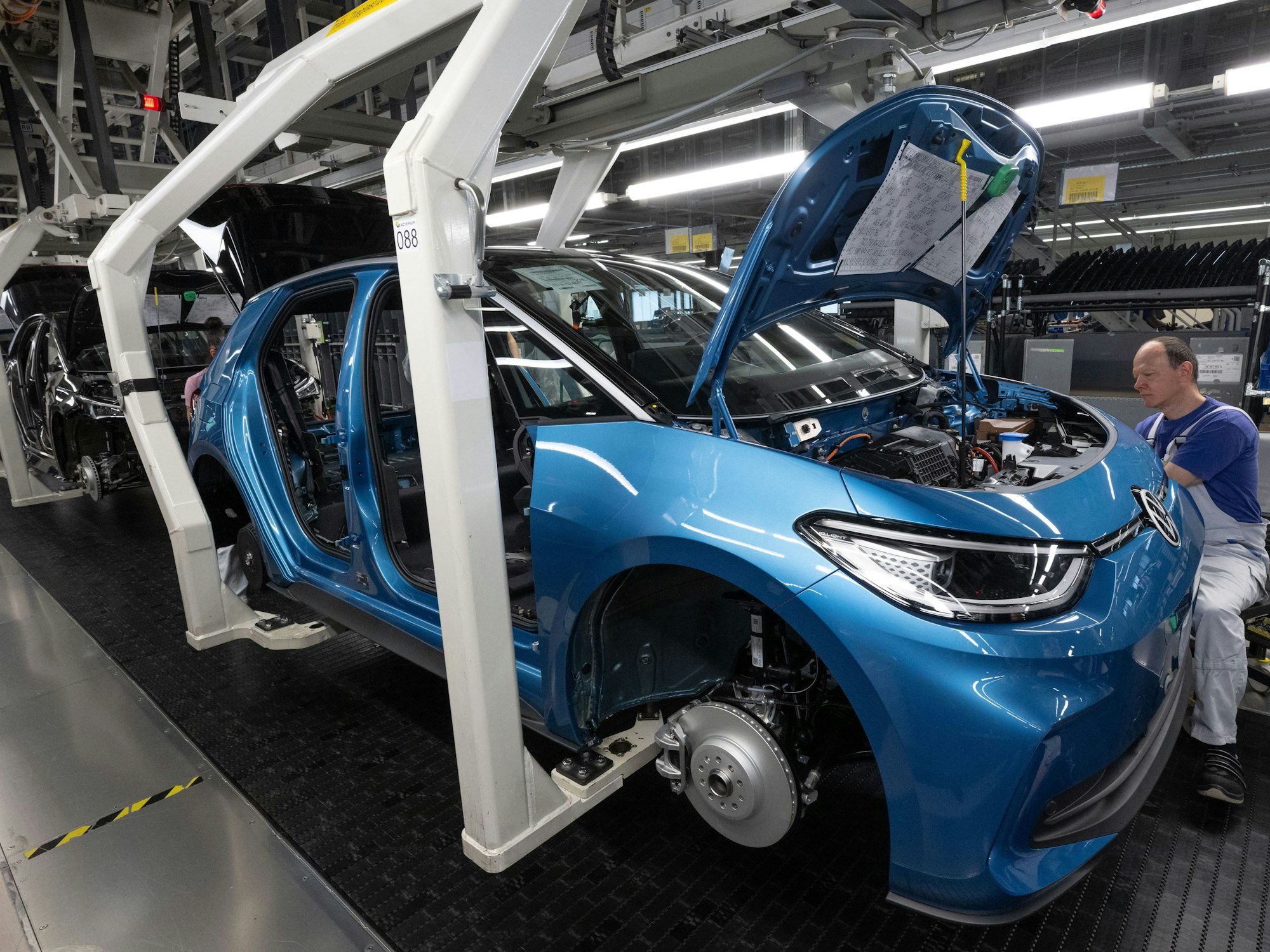 Ein Modell der neuen Generation des ID.3 wird im Werk von Volkswagen in Zwickau montiert.