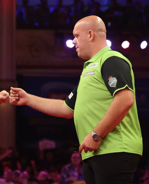 Luke Littler und Michael van Gerwen geben sich die Faust.