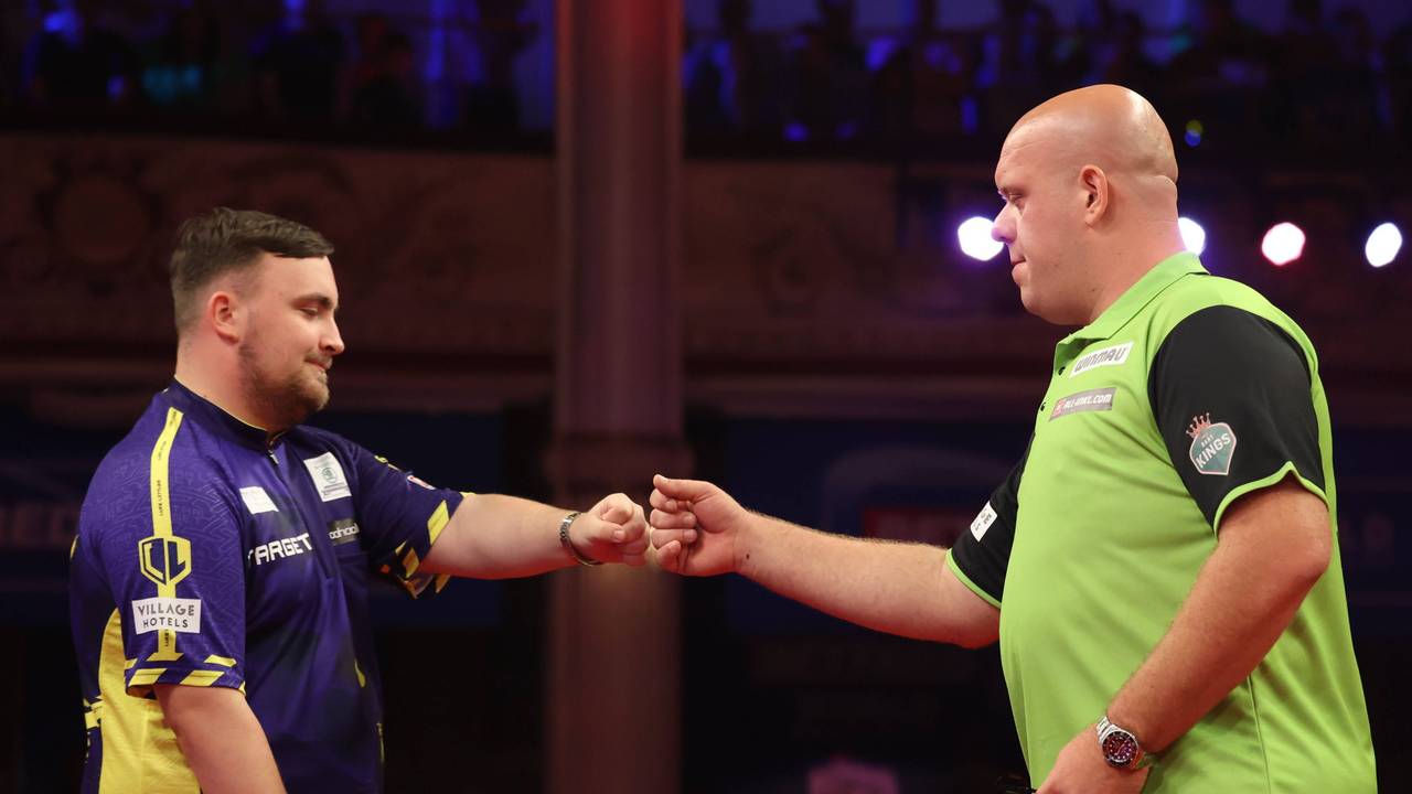 Luke Littler und Michael van Gerwen geben sich die Faust.