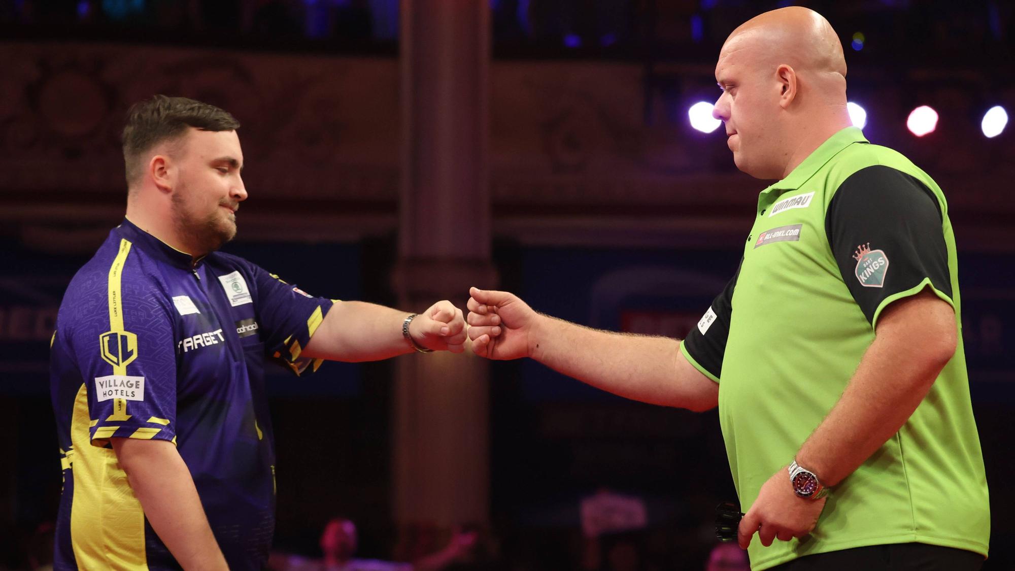 Luke Littler und Michael van Gerwen geben sich die Faust.