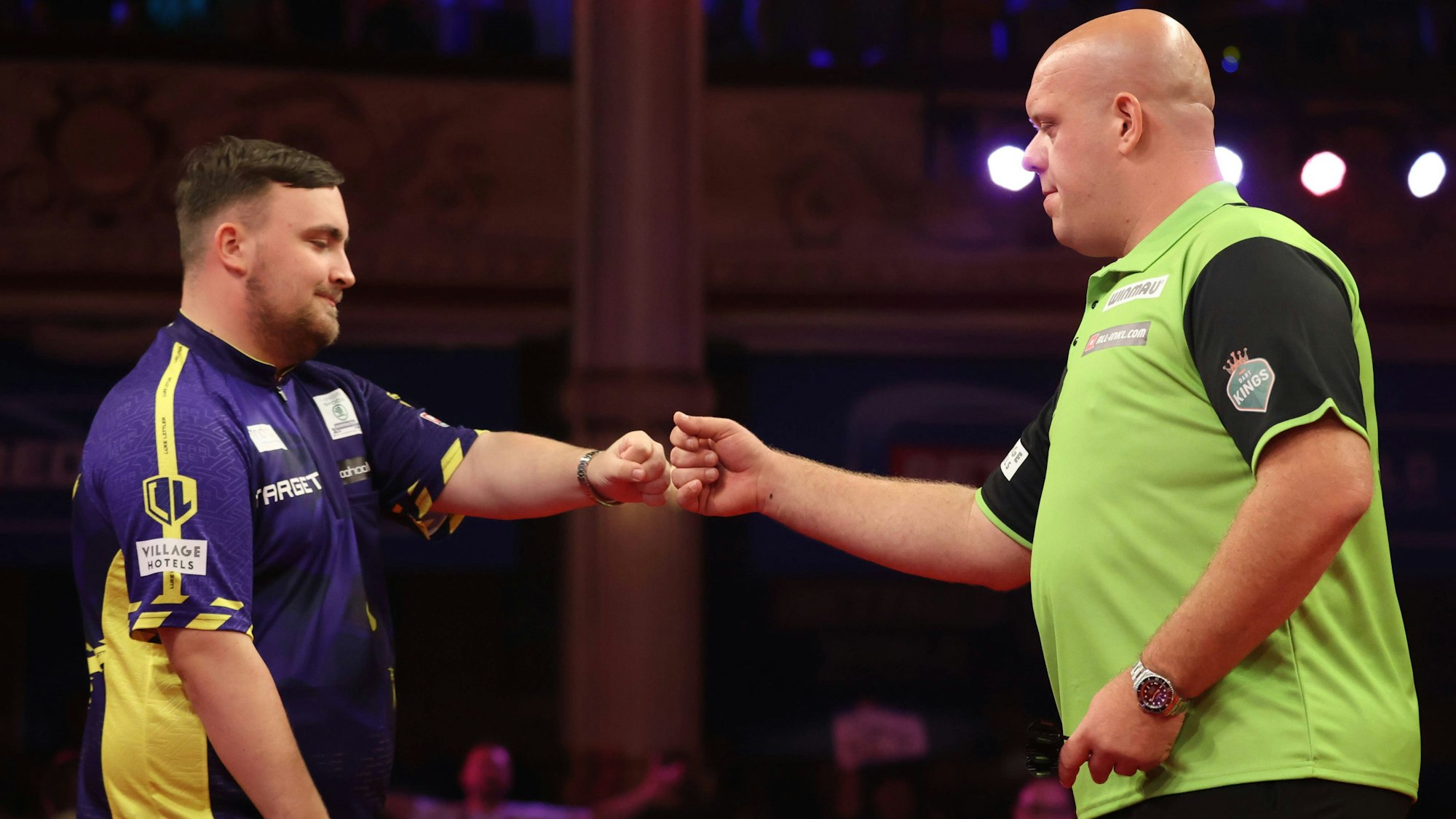 Luke Littler und Michael van Gerwen geben sich die Faust.