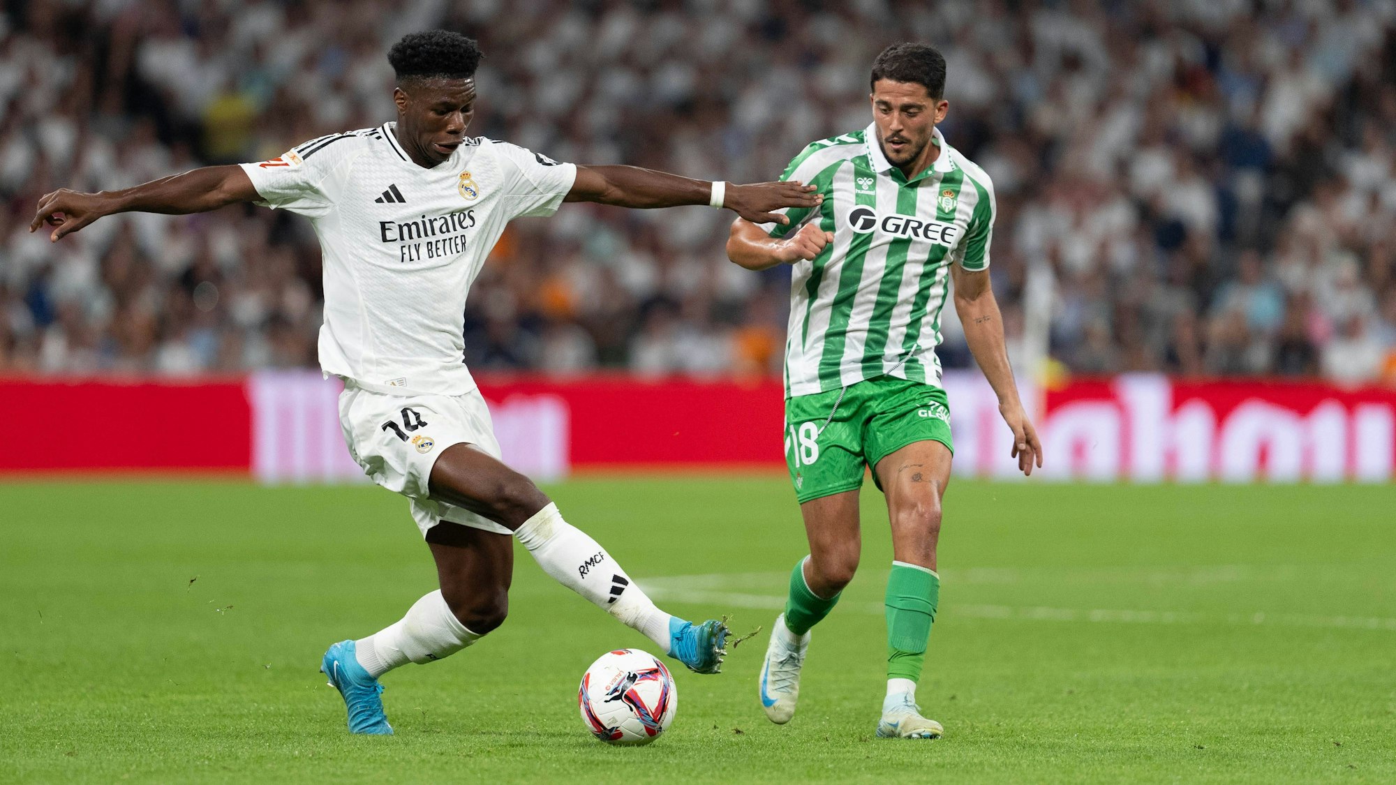 Pablo Fornals beim Real-Gastspiel mit Betis im Zweikampf mit Aurélien Tchouaménie.