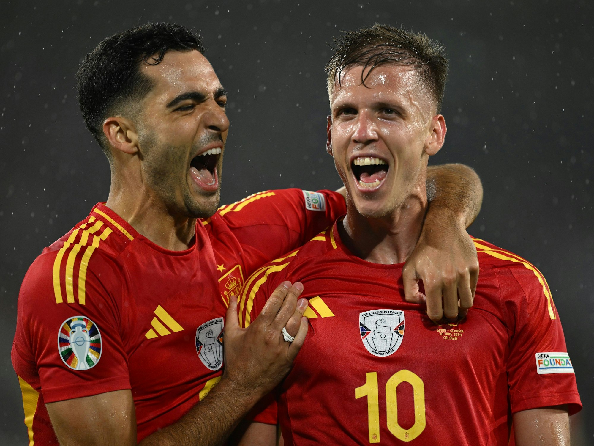 Mikel Merino und Dani Olmo jubeln nach einem Tor.