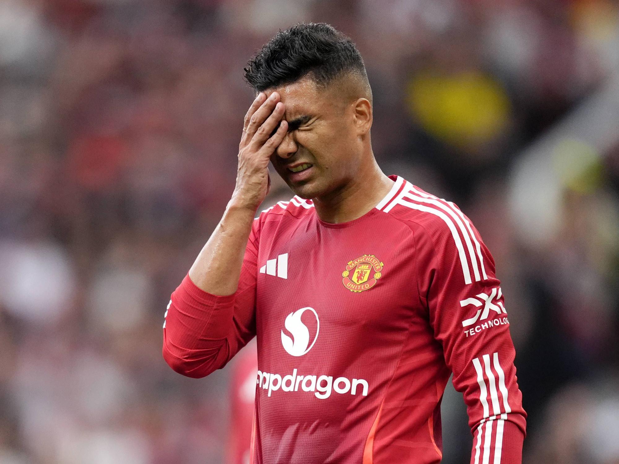 Casemiro fasst sich ins Gesicht.