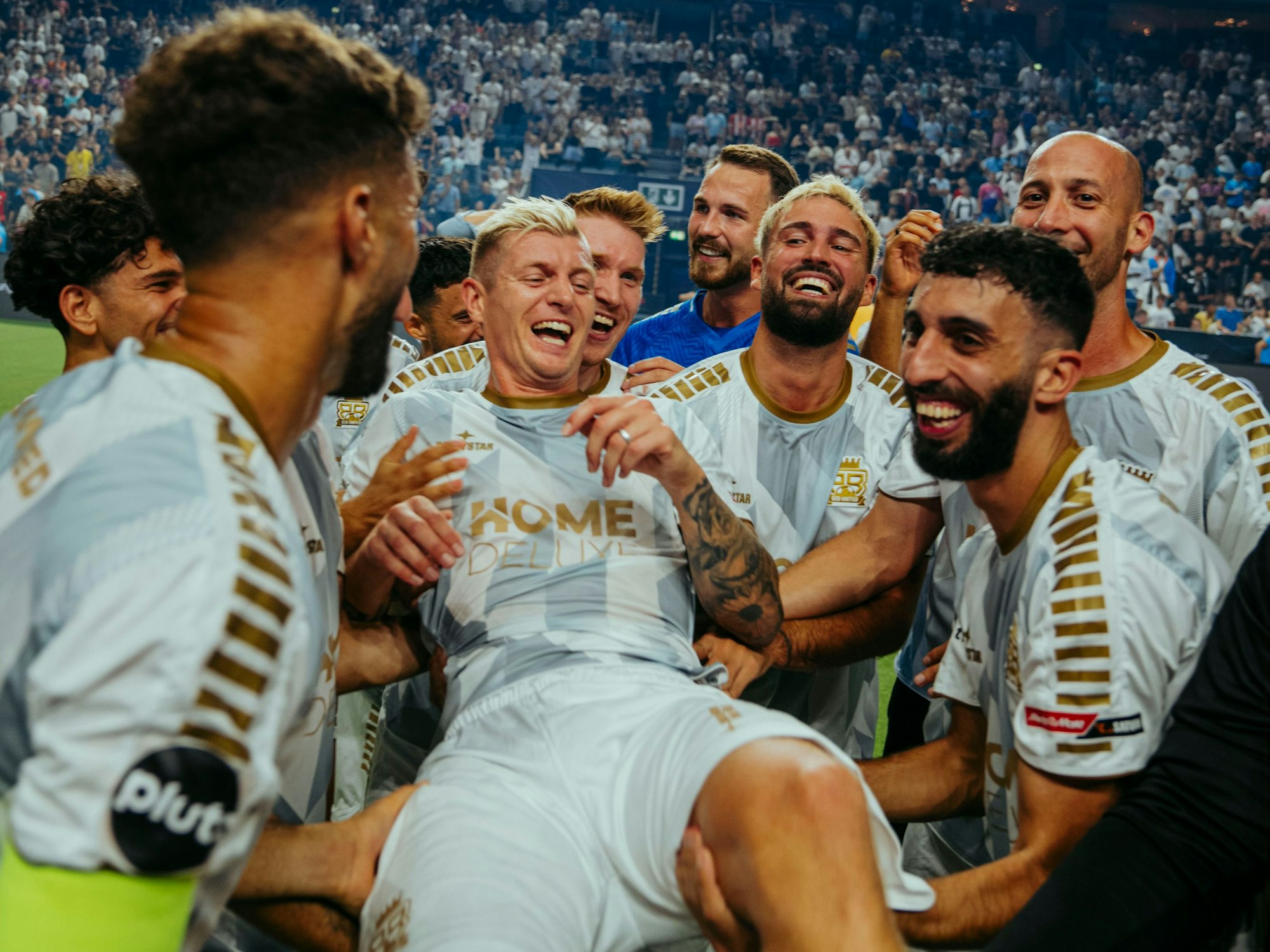 Toni Kroos wird von seinen Kollegen gefeiert.