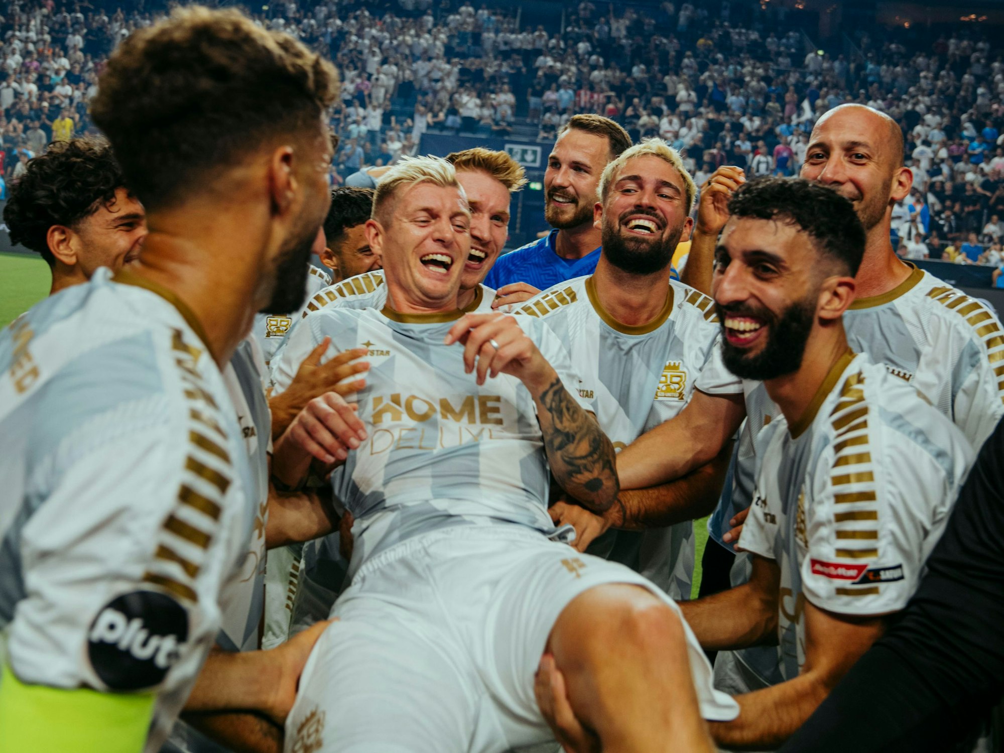 Toni Kroos wird von seinen Kollegen gefeiert.