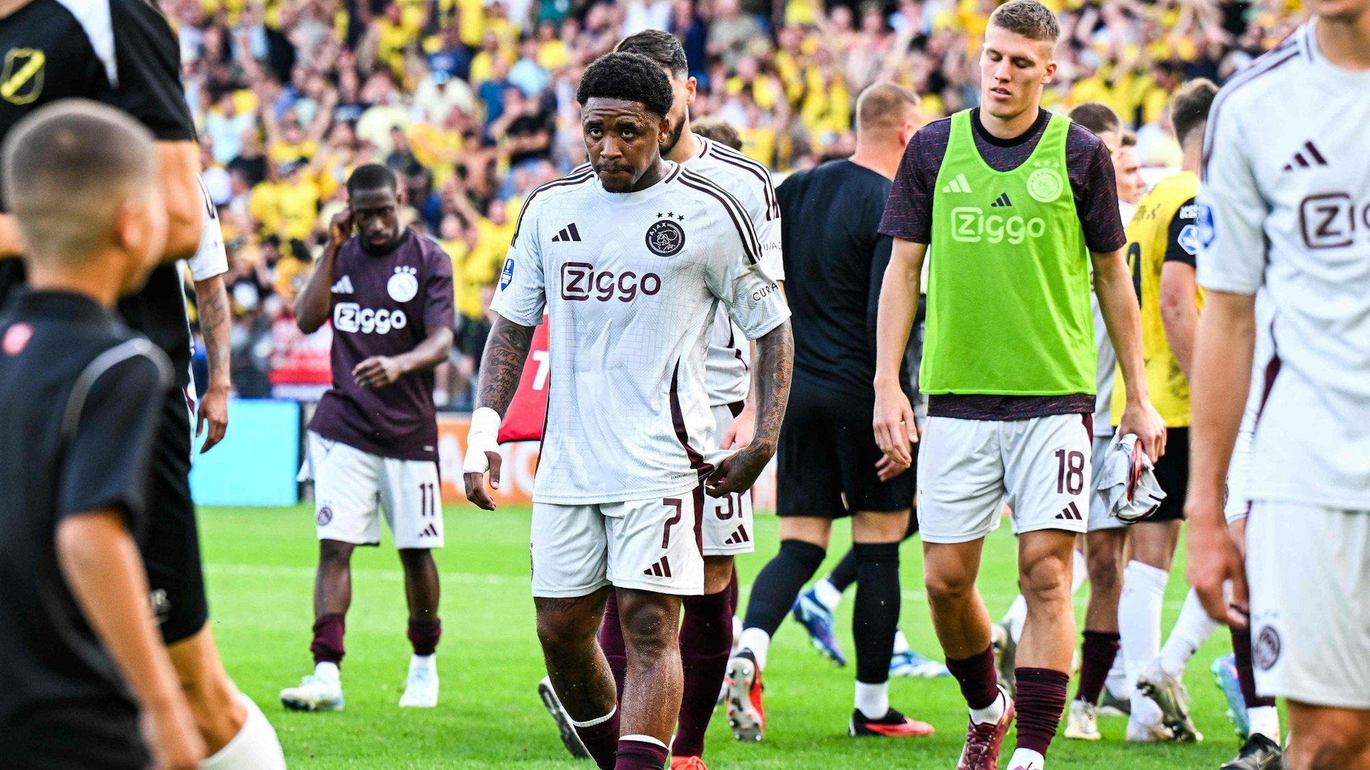 Steven Bergwijn nach einem Spiel mit Ajax Amsterdam bei NAC Breda