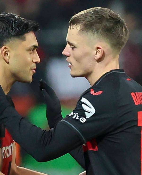 Nadiem Amiri und Florian Wirtz klatschen sich ab.