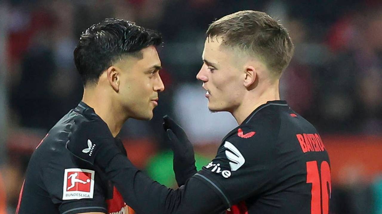 Nadiem Amiri und Florian Wirtz klatschen sich ab.