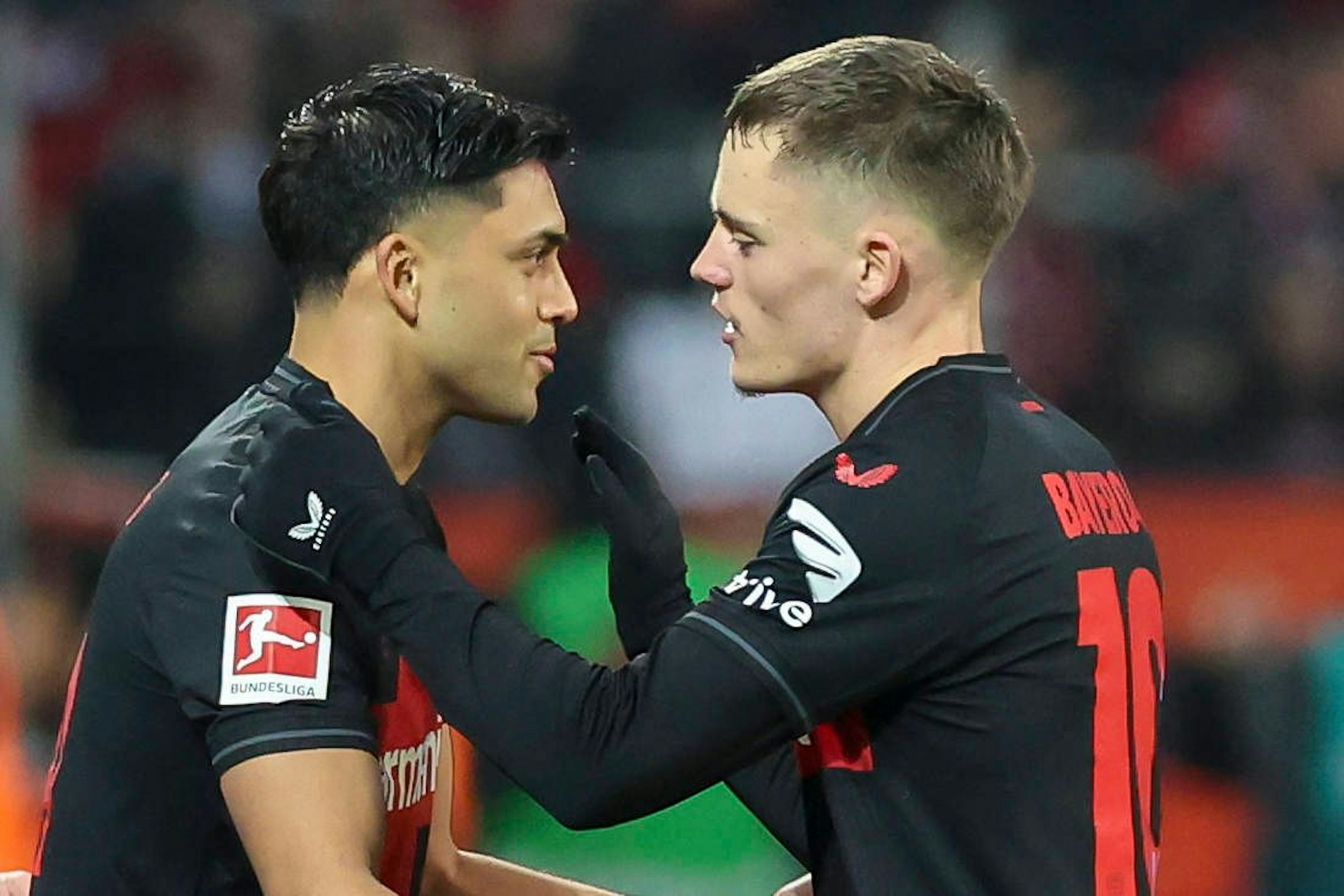 Nadiem Amiri und Florian Wirtz klatschen sich ab.