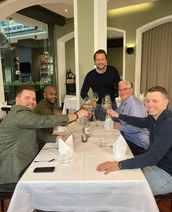Der Inhaber des „Da Capo“ Luca Böck (hinten, Mitte) ist gemeinsamen mit den anderen Kandidaten der Wochenserie „Mein Lokal, dein Lokal“ in seinem Restaurant zu sehen.