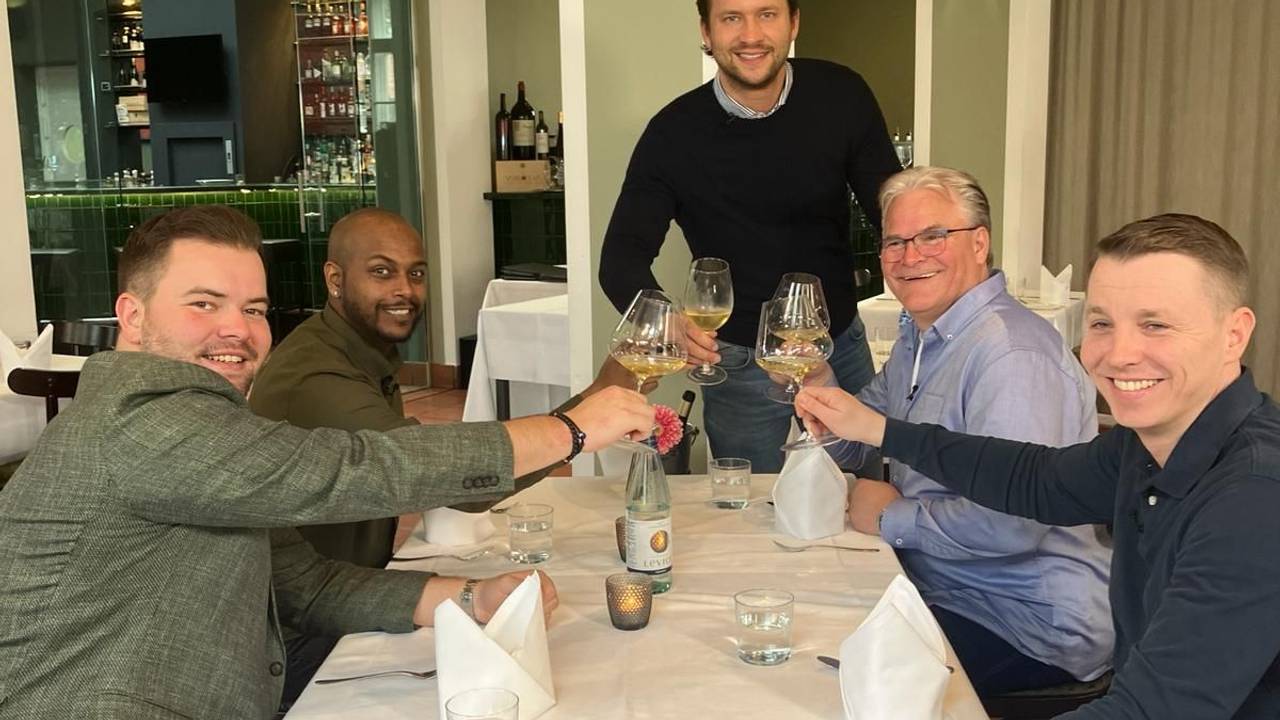 Der Inhaber des „Da Capo“ Luca Böck (hinten, Mitte) ist gemeinsamen mit den anderen Kandidaten der Wochenserie „Mein Lokal, dein Lokal“ in seinem Restaurant zu sehen.