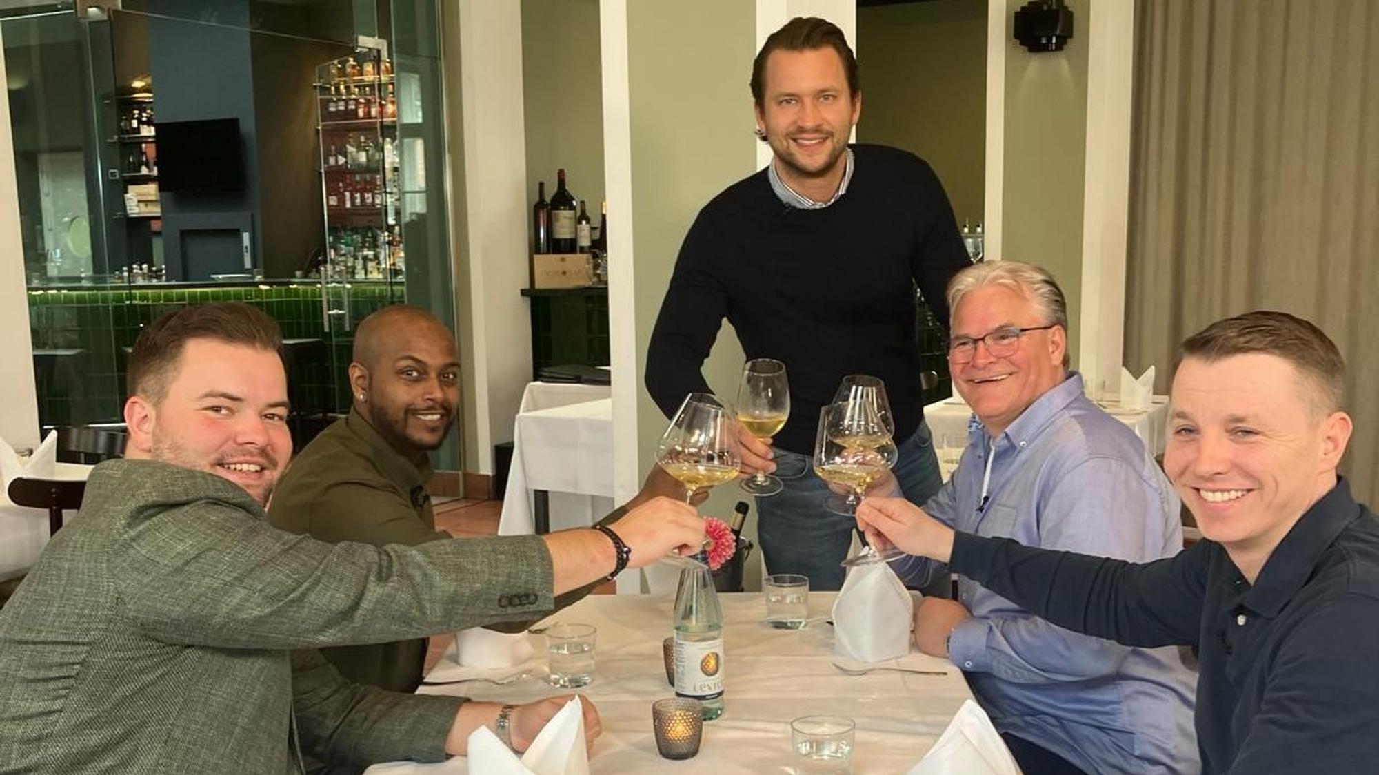 Der Inhaber des „Da Capo“ Luca Böck (hinten, Mitte) ist gemeinsamen mit den anderen Kandidaten der Wochenserie „Mein Lokal, dein Lokal“ in seinem Restaurant zu sehen.