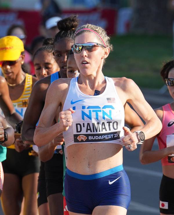 Rebecca Cheptegei und Keira D'Amato bei den Leichtathletik-Weltmeisterschaften 2023 in Budapest.