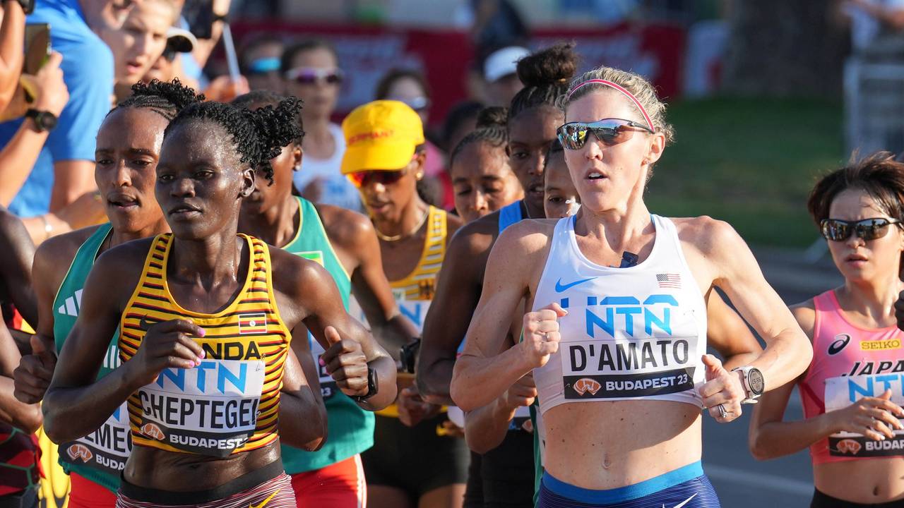 Rebecca Cheptegei und Keira D'Amato bei den Leichtathletik-Weltmeisterschaften 2023 in Budapest.