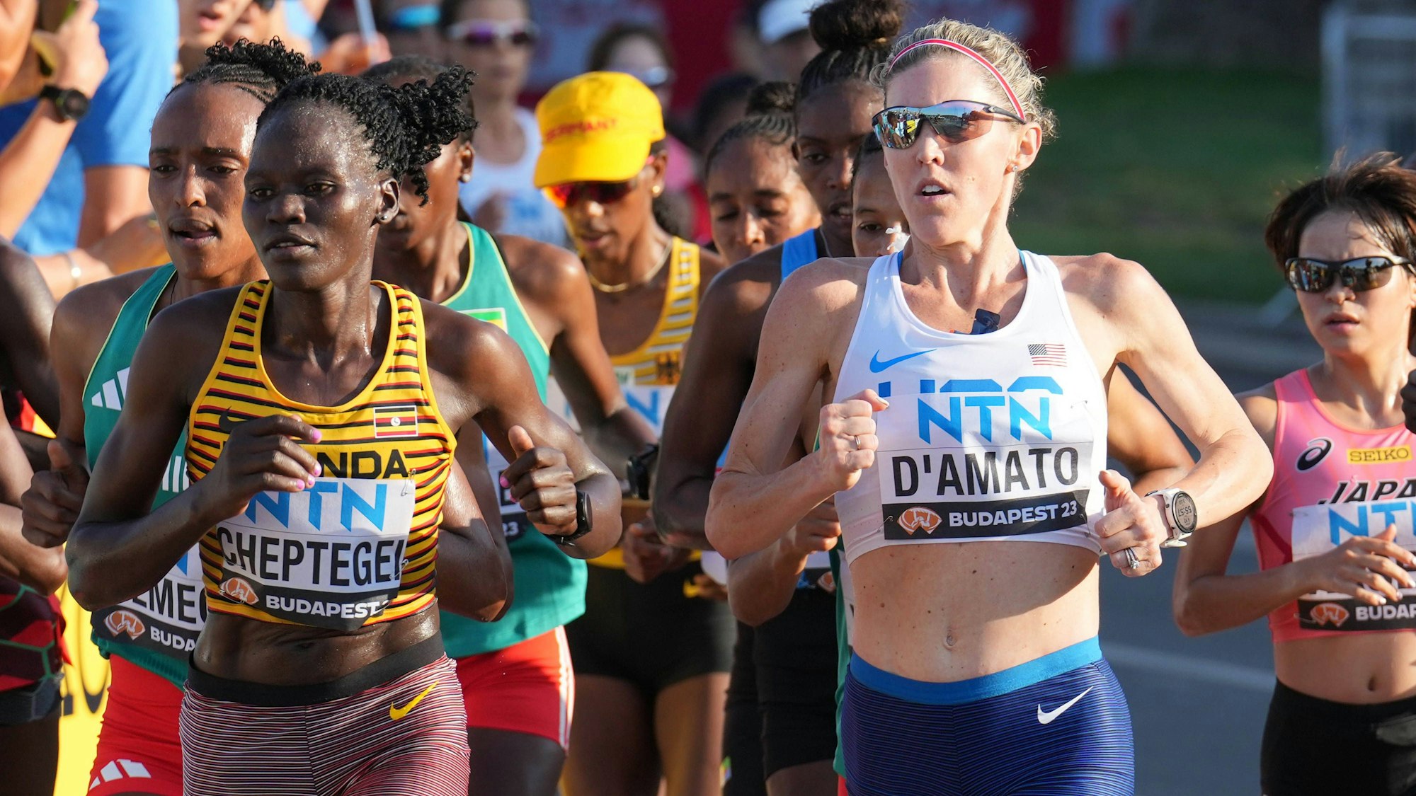 Rebecca Cheptegei und Keira D'Amato bei den Leichtathletik-Weltmeisterschaften 2023 in Budapest.