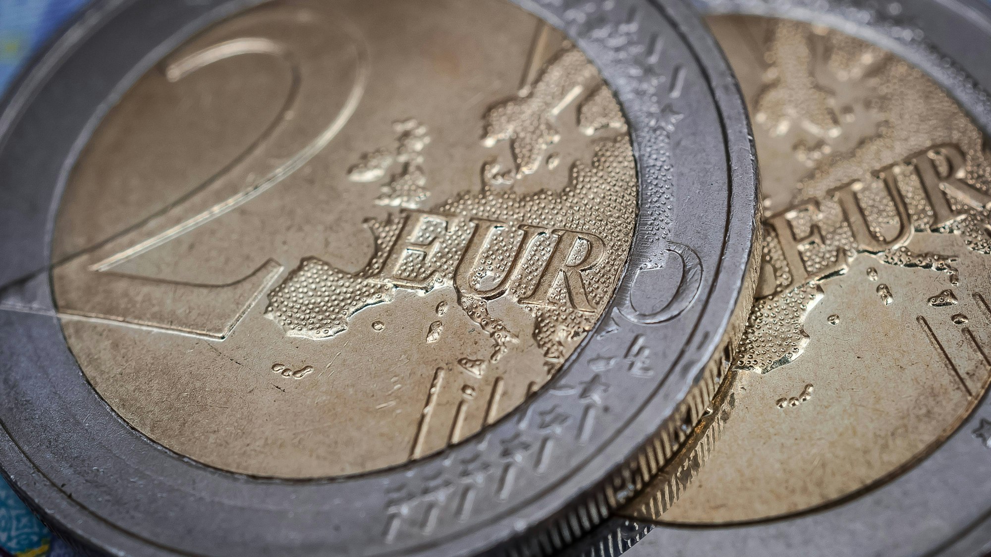 Das Foto zeigt eine normale Zwei-Euro-Münze.