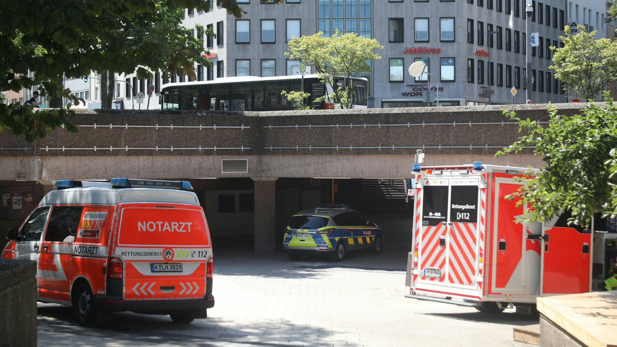 Zwei Notarzt-Wagen und ein Streifenwagen der Polizei stehen am Ebertplatz in Köln während eines Einsatzes.