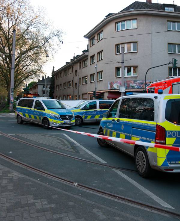 Polizeifahrzeuge stehen an einem Unfallort.
