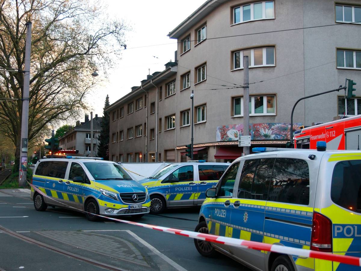 Polizeifahrzeuge stehen an einem Unfallort.
