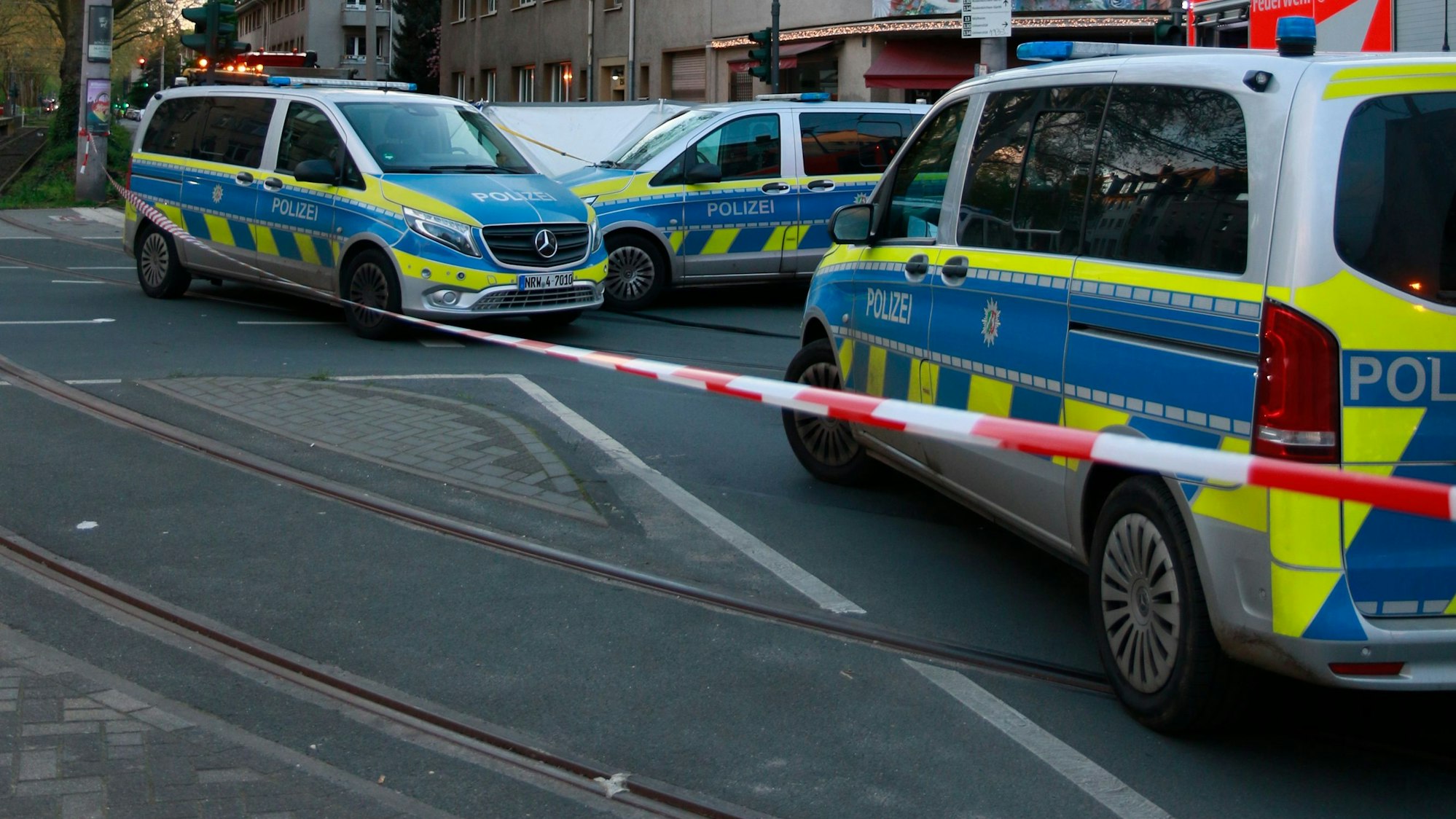 Polizeifahrzeuge stehen an einem Unfallort.