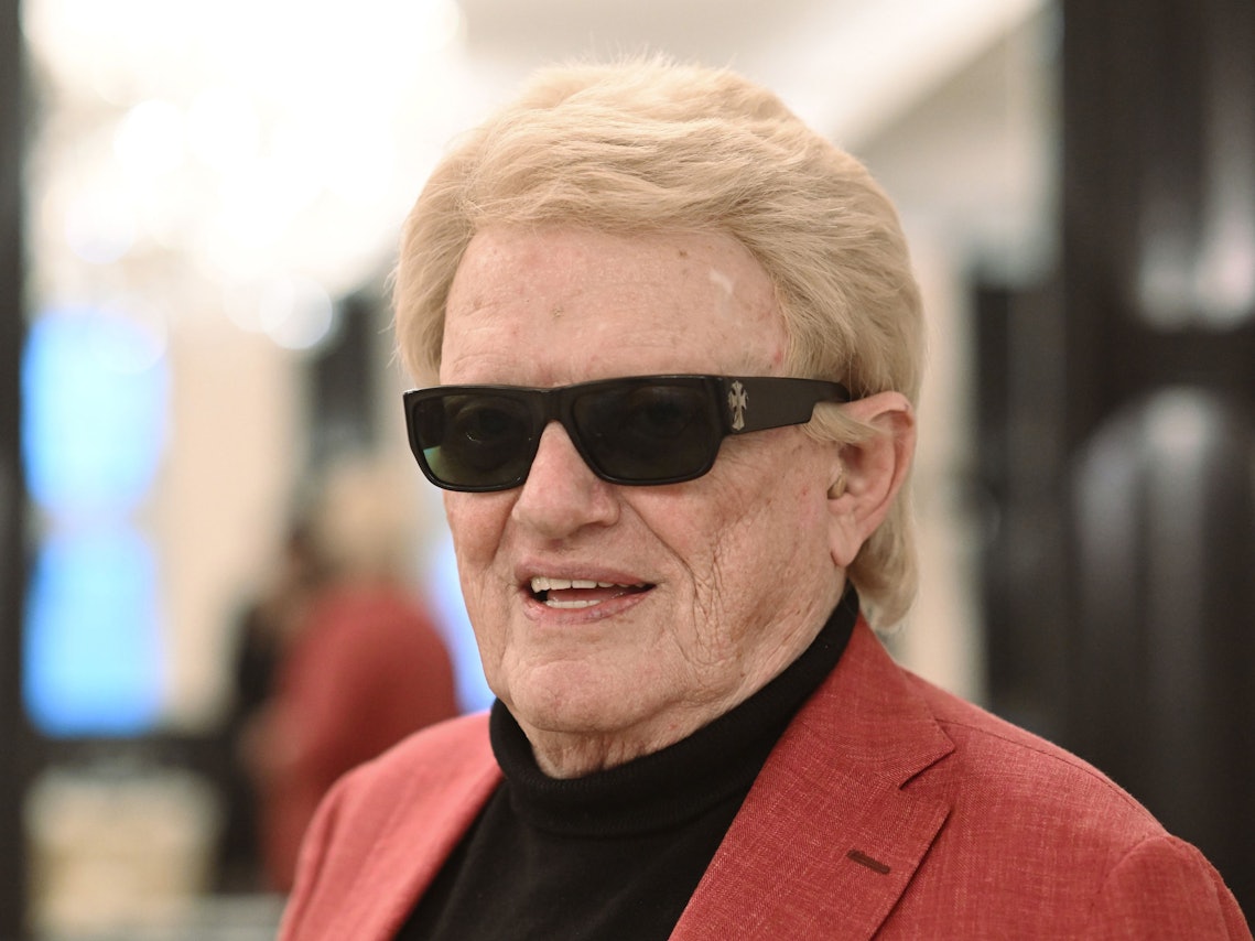 Sänger Heino steht anlässlich eines Pressetermins zu seiner Europa-Kirchentournee unter dem Motto –in einem Restaurant im Taschenbergpalais.