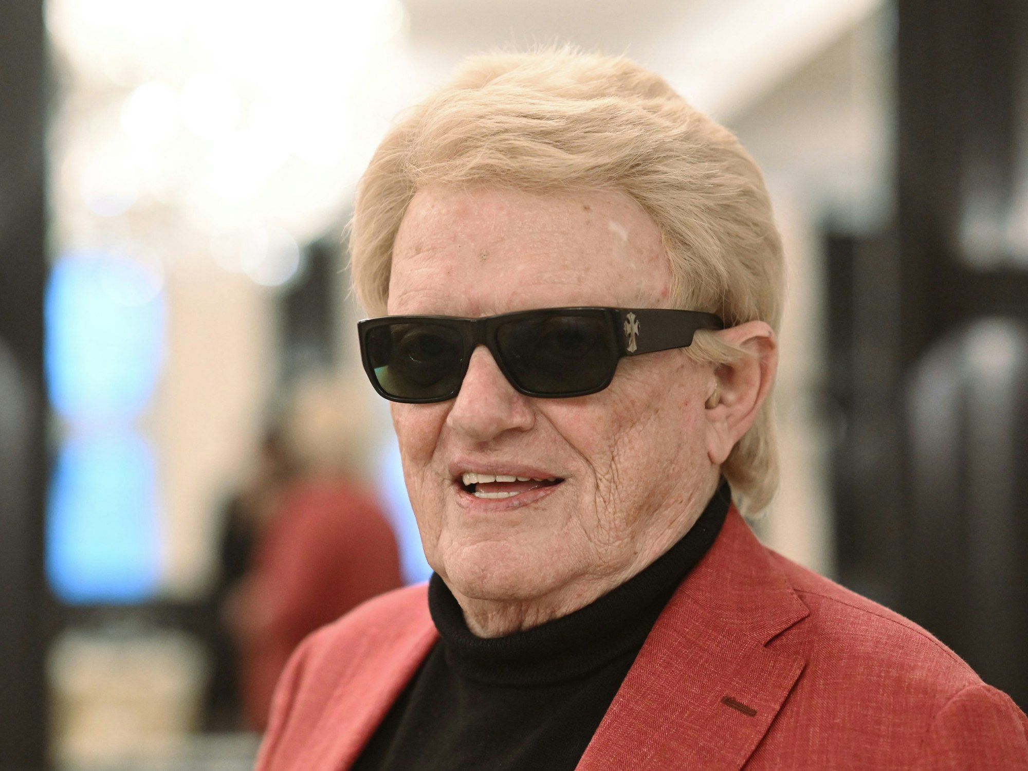 Sänger Heino steht anlässlich eines Pressetermins zu seiner Europa-Kirchentournee unter dem Motto –in einem Restaurant im Taschenbergpalais.