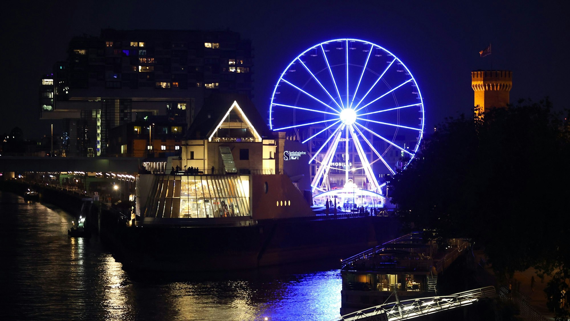 Blick auf das Riesenrad am Schokoladenmuseum.